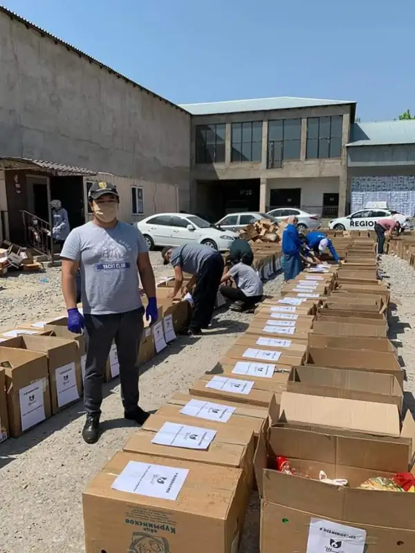 Shymkenttik kásipker aýyzashar ornyna 500 otbasyna azyq-túlik paketin úlestirdi