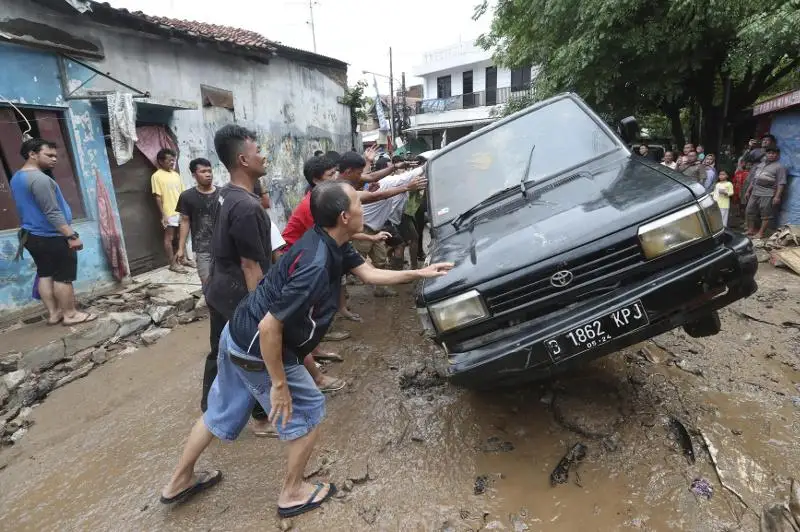 Indonezııada sý tasqynynan qaza tapqandar sany 43-ke jetti