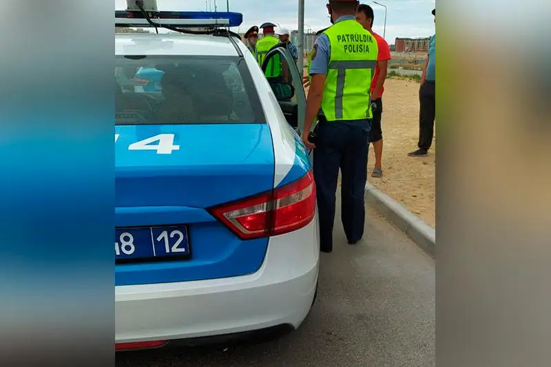 Aqtaýda oıyn alańynan kishkentaı qyzdy alyp ketken kúdikti pedofıl  ustaldy