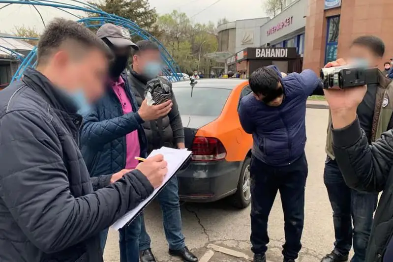 Almaty turǵyny sıntetıkalyq esirtki satý kezinde ustaldy