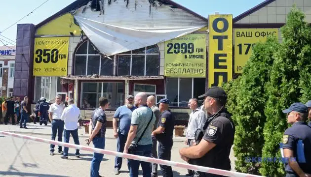 Ýkraınada órtengen qonaq úıde 9 adam mert boldy