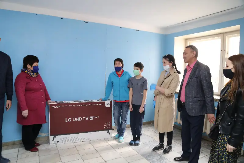 Oral transformator zaýyty qıyn jaǵdaıǵa tap bolǵan otbasylarǵa 2,5 mln teńge bóldi