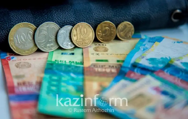 Almatyda paramen ustalǵan polıtseı 8 mln teńge aıyppul tóleıtin boldy