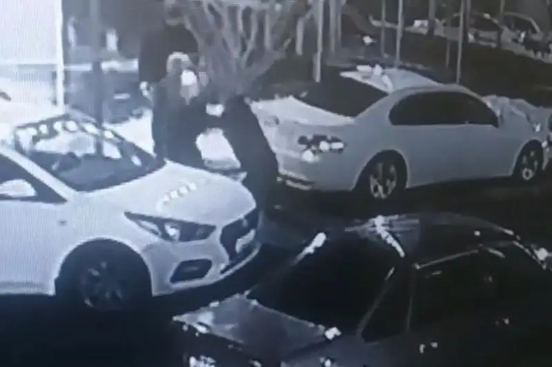 Almatyda mas er adam taksı júrgizýshisine pyshaq saldy