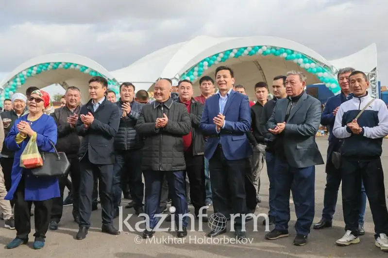 Шөкеев пен Көлгінов елордадағы Түркістан облысының ауылшаруашылық жәрмеңкесін аралады