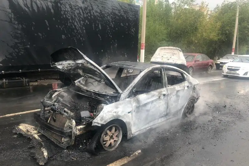 Оралда сауда үйінің маңында көлік жанып кетті