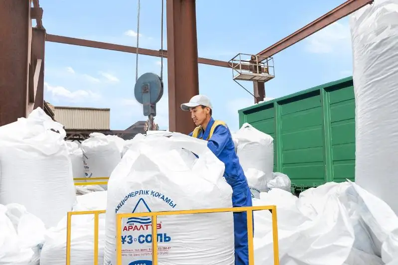 Búgingi kúnniń syn suraqtaryna laıyqty jaýap: «Araltuz» AQ qyzmetkerleriniń jalaqysy ósedi