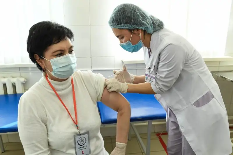 Qyzylorda oblysynyń ákimi koronavırýske qarsy vaktsına saldyrdy