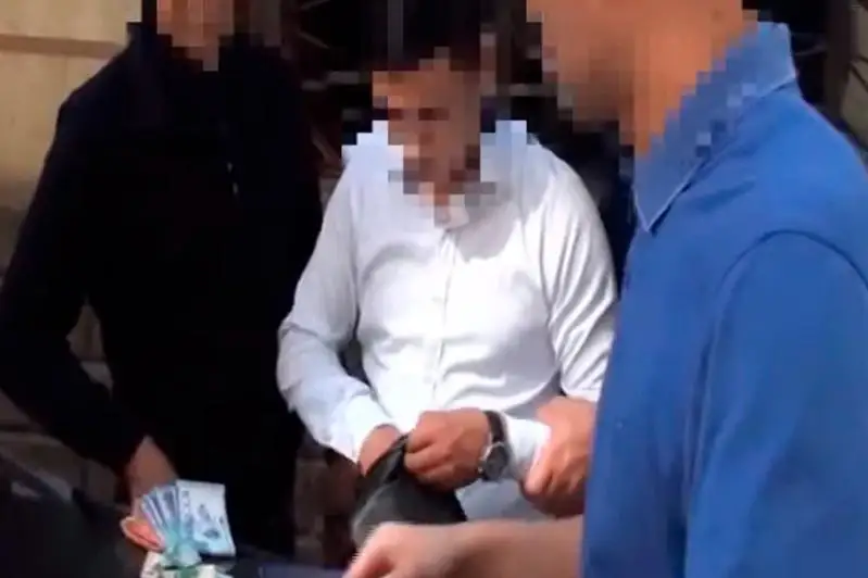 Shymkentte 400 myń teńge para alǵan polıtseı 8 mln teńge aıyppul tóleıdi