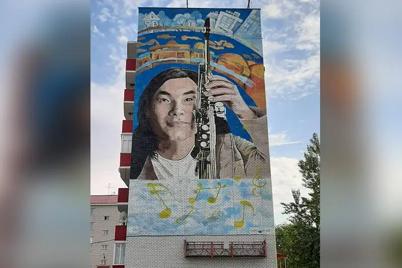 Ақсайда көпқабатты үйдің қабырғасына Батырхан Шүкеновтің суреті салынды