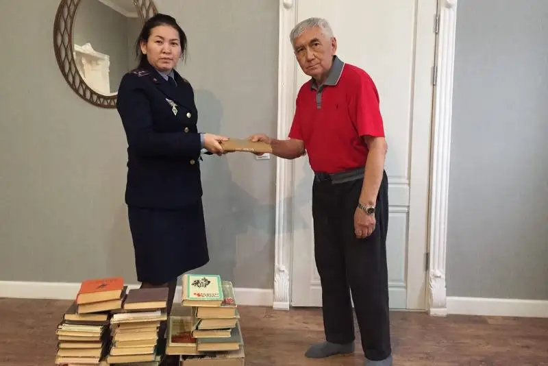 Atyraýlyq zeınetker túrmege 100-den astam kitap syılady