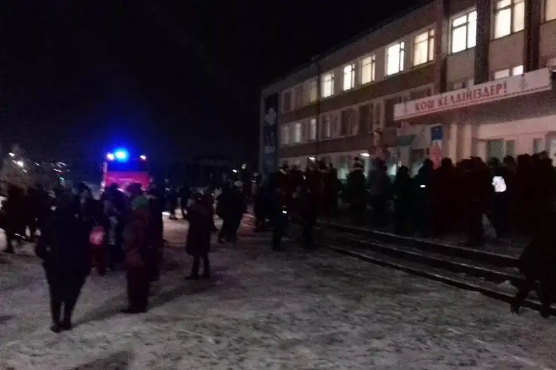 Kókshetaýda bilim ordasynyń ashanasynan tútin shyǵyp, 160 adam evakýatsııalandy