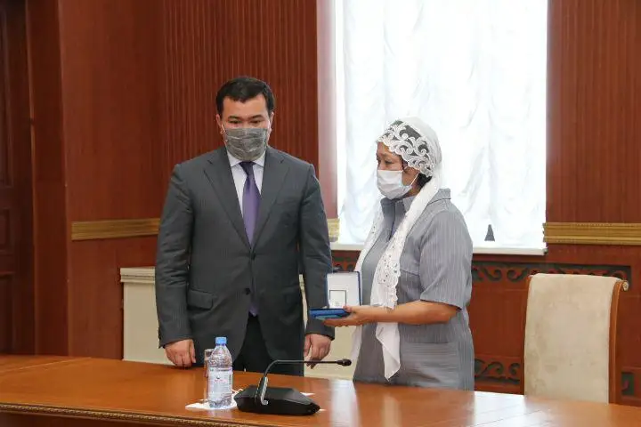 COVID-19 indetimen kúresken qaraǵandylyq dárigerlerge memlekettik nagradalar tabys etildi