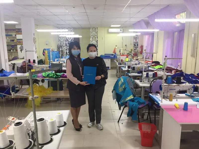 10 myńǵa jýyq maska tigip, tegin taratqan qyz-kelinshekter marapattaldy