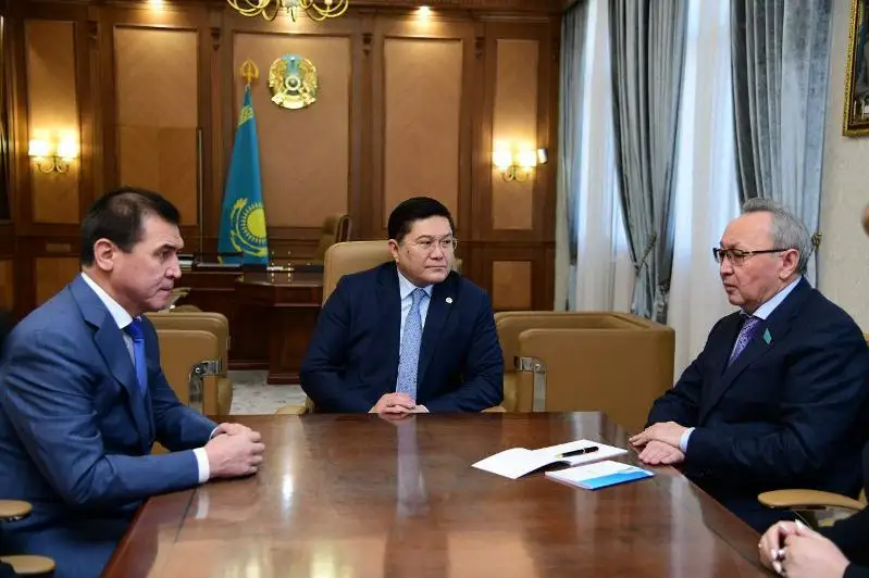 Senat tóraǵasynyń orynbasary Shymkent pedagogtaryna jańa zańdy túsindirdi
