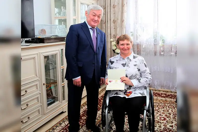 Berdibek Saparbaev Zýlfııa Ǵabıdýllınany merekemen quttyqtady
