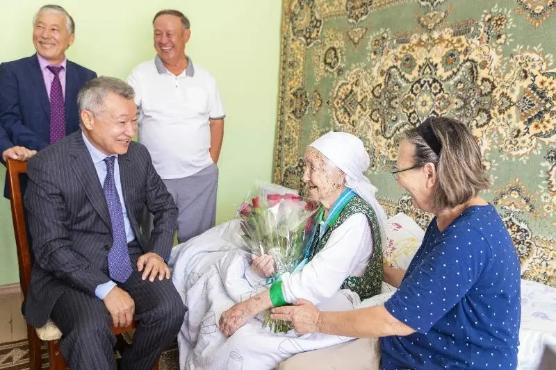 Danıal Ahmetov 100 jasqa kelgen keıýanany mereıtoıymen quttyqtady