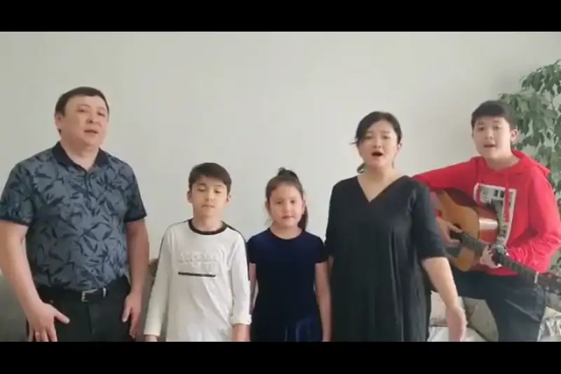 Almatylyq otbasy dárigerlerdi qoldap, án jazdy