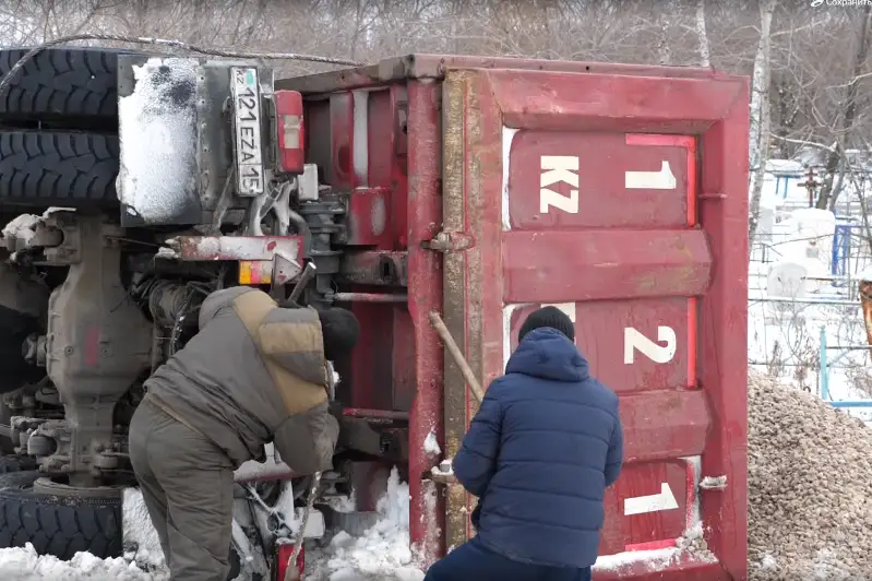 Петропавлда жүк көлігі аударылды