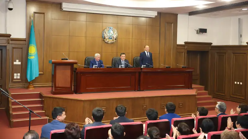 Asqar Mamın Eńbek mınıstrliginiń ujymyna jańa basshyny tanystyrdy