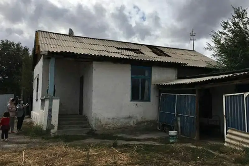 Shyǵys Qazaqstanda kúshti jel 30-ǵa jýyq úıdiń shatyryn julyp áketti