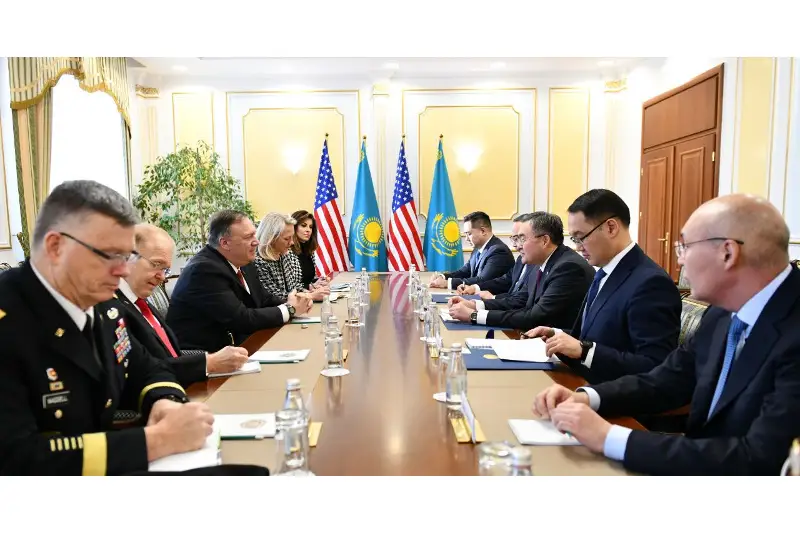 Nur-Sultanda Muhtar Tileýberdi men Maık Pompeo kelissóz júrgizip jatyr