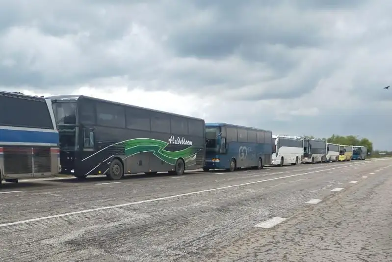 Aqtóbede polıtseıler jolda qalǵan Ózbekstan azamattaryna kómektesti