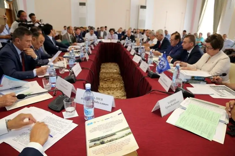 Atyraýda ormannyń 30 paıyzy qýrap, shalǵyndar taqyrǵa aınaldy - senator