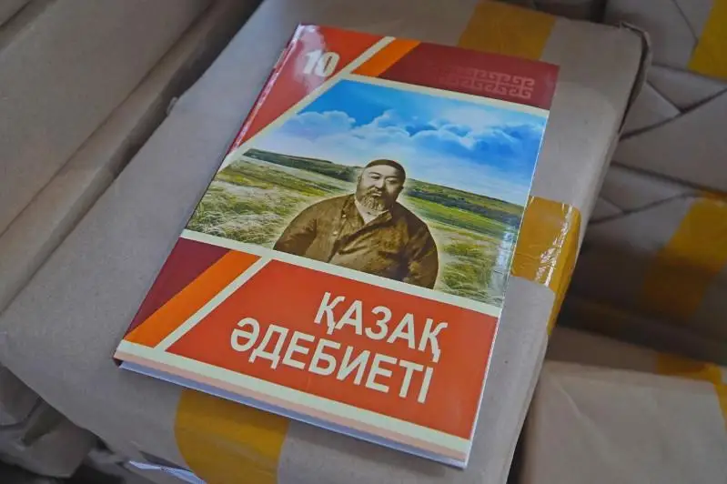 Elorda mektepterine jańa oqýlyq taratyla bastady