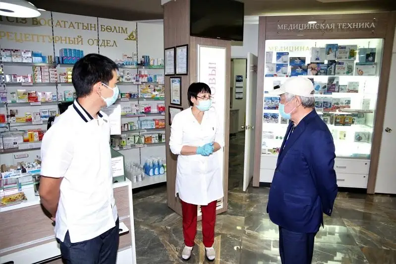 Berdibek Saparbaev Tarazdaǵy birqatar dárihanalardy aralady