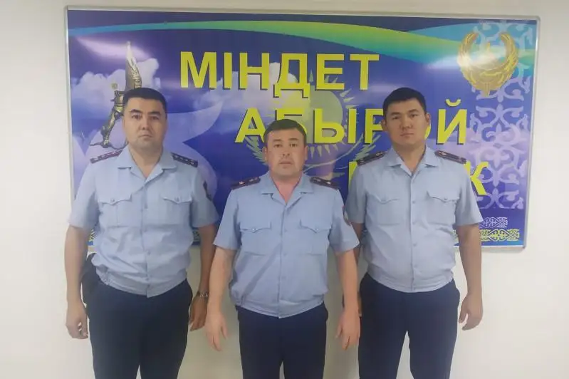 Qyzylorda: Polıtseıler 17 adamdy órtten qutqardy