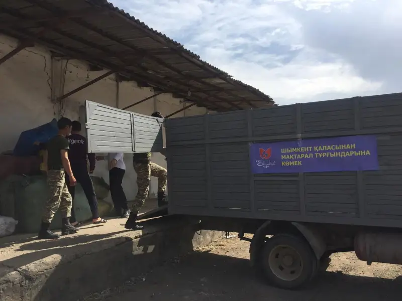 Shymkenttikter maqtaaraldyqtarǵa kıim-keshek pen qajetti zattar jetkizip berdi