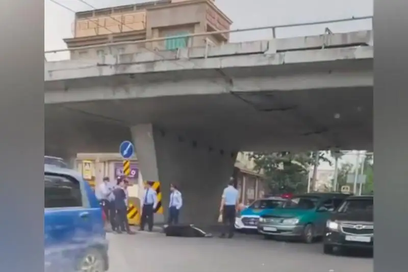Алматыда ер адам көпірден секіріп кетті