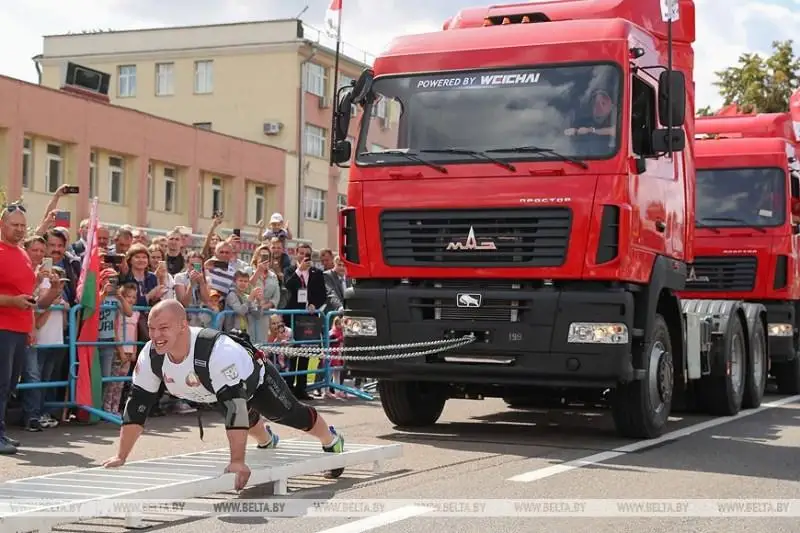 Belarýs palýany bir mezgilde 15 MAZ kóligin súıredi