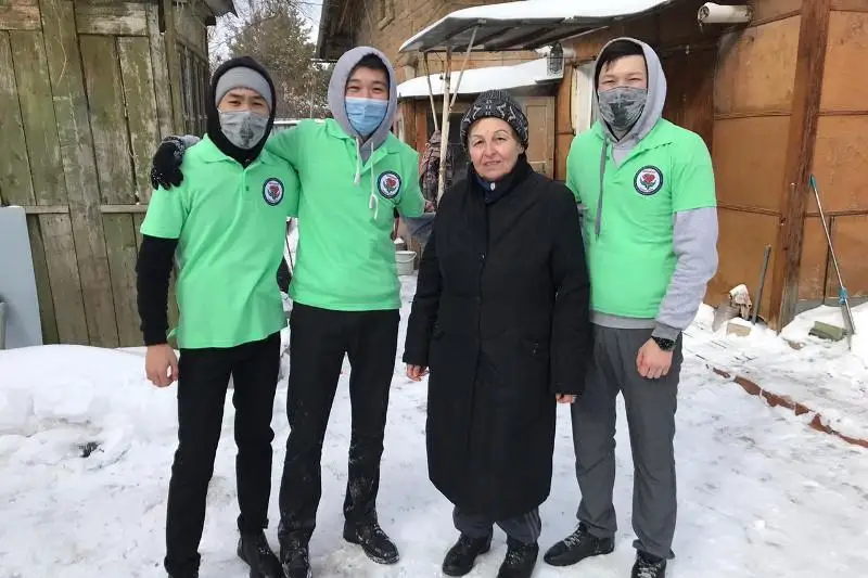 Aqtóbelik jastar jalǵyzbasty qarııalardyń aýlasyndaǵy qardy shyǵardy