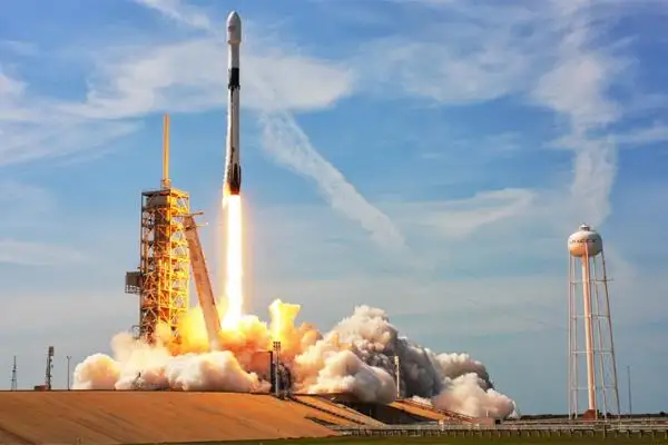 SpaceX kompanııasy mıkrospýtnıgi zymyran-tasyǵyshyn ushyrdy