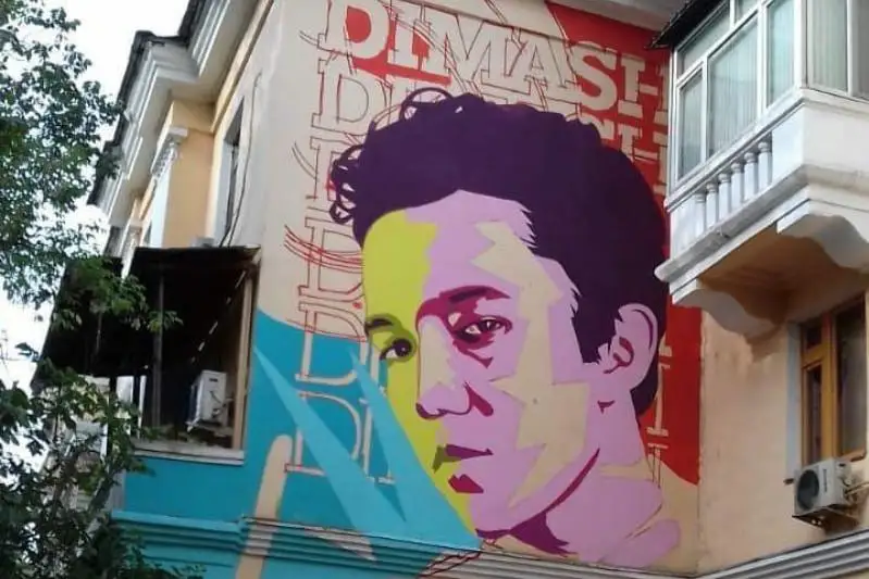Almatyda Dımash Qudaıbergen beınelengen  mýral paıda boldy
