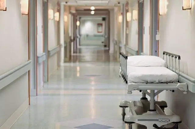 Komıtet ókilderi koronavırýstan qaıtys bolǵan dárigerdiń týystaryna kóńil aıtty