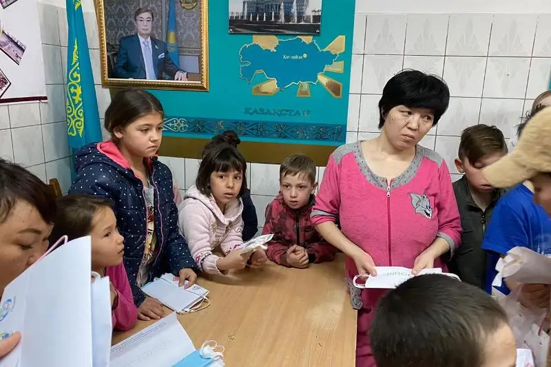 Oralda volonterler kóp balaly analarǵa maska men antıseptıkter taratty
