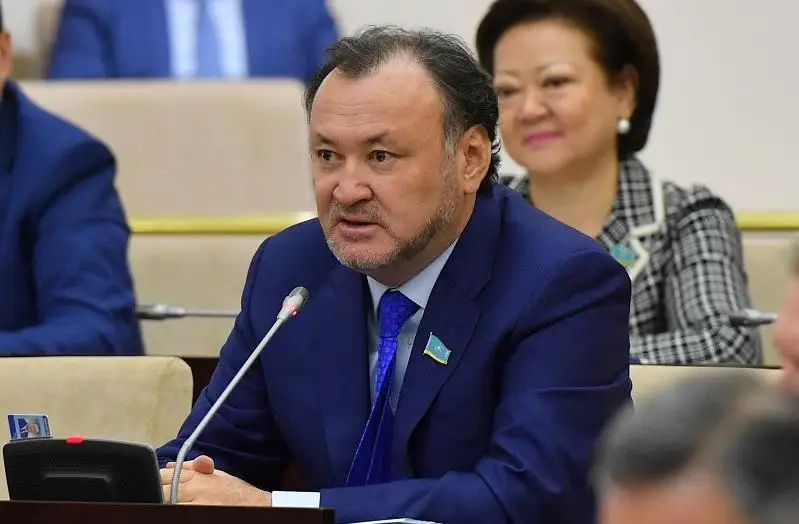 Senator qashyqtan oqytý máselesine qatysty Úkimetke saýal joldady