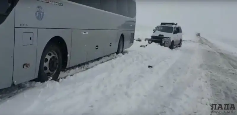 Маңғыстауда автобус пен көлік соқтығысып, екі адам мерт болды