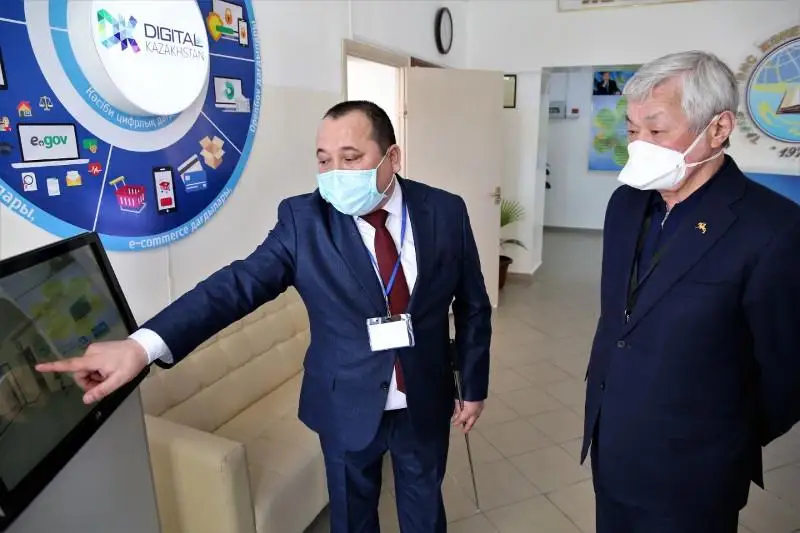 Berdibek Saparbaev Tarazdaǵy kolledjderdiń jumysymen tanysty