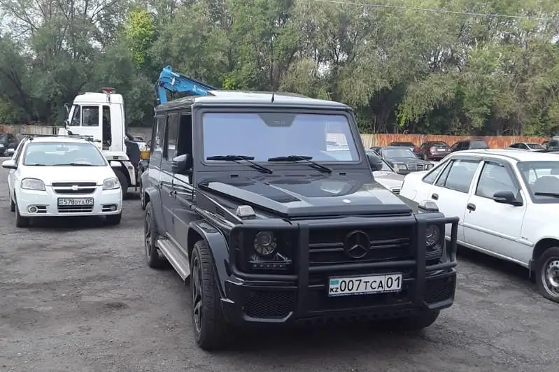 Almatyda kóligimen keri qaraı júrgen Gelandewagen júrgizýshisine aıyppul salyndy
