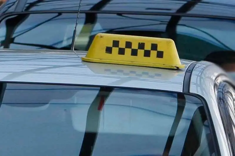 Almatyda taksıster jolaýshylardy qaladan shyǵarýdyń ádisin oılap tapqan