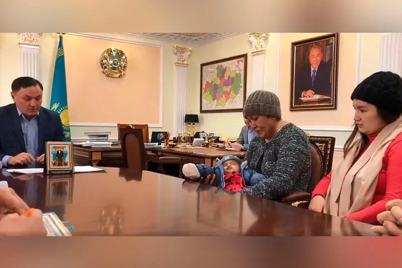 Ермек Маржықпаев жол апатынан көз жұмған жүргізушінің отбасымен кездесті