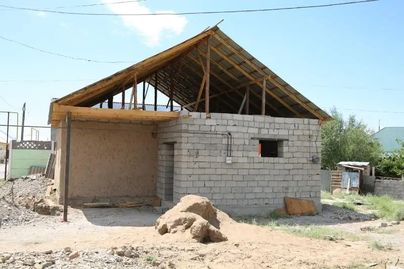 Jambyl oblysynda muqtaj jandarǵa 110-nan astam úı asarlatyp salynýda