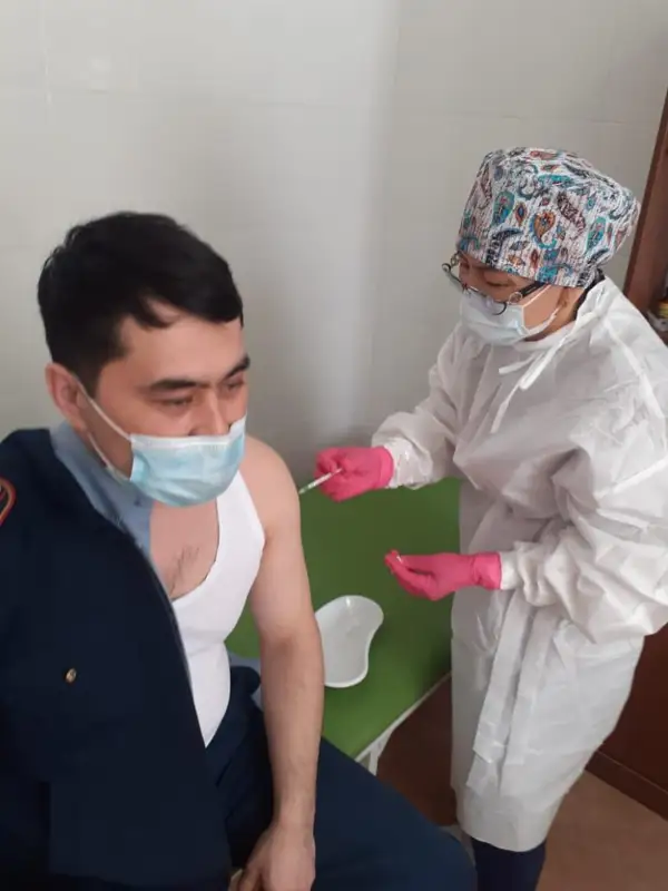Aqtóbede 300-den astam polıtsııa qyzmetkerine vaktsına salyndy