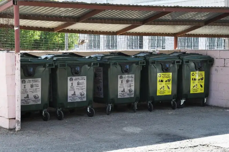 Semeıde jańa qoqys jáshikteri ornatyldy