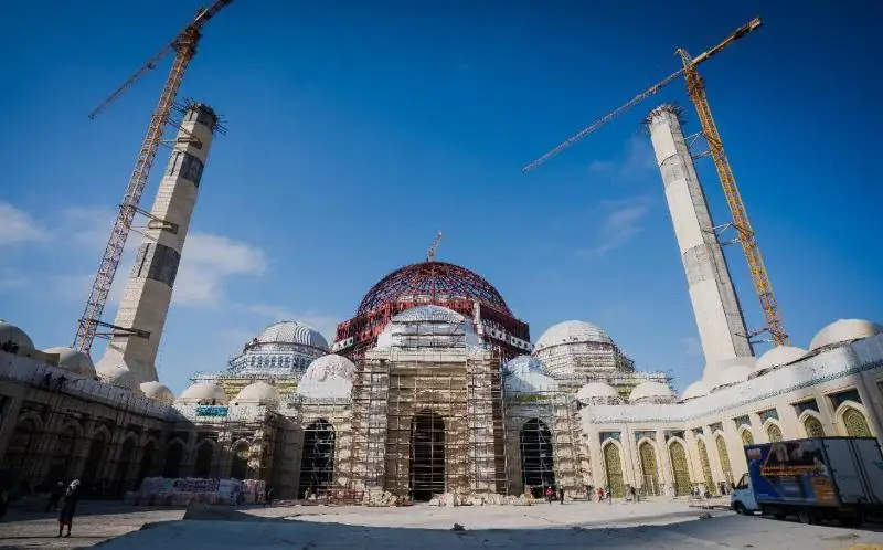 Elorda: Ortalyq Azııadaǵy eń úlken meshittiń qurylysy qalaı júrip jatyr