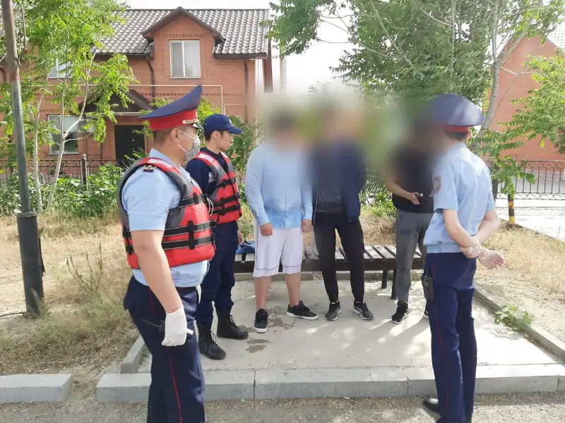 Jaıyqqa shomylǵan 10 jasóspirimniń ata-anasy jaýapqa tartyldy